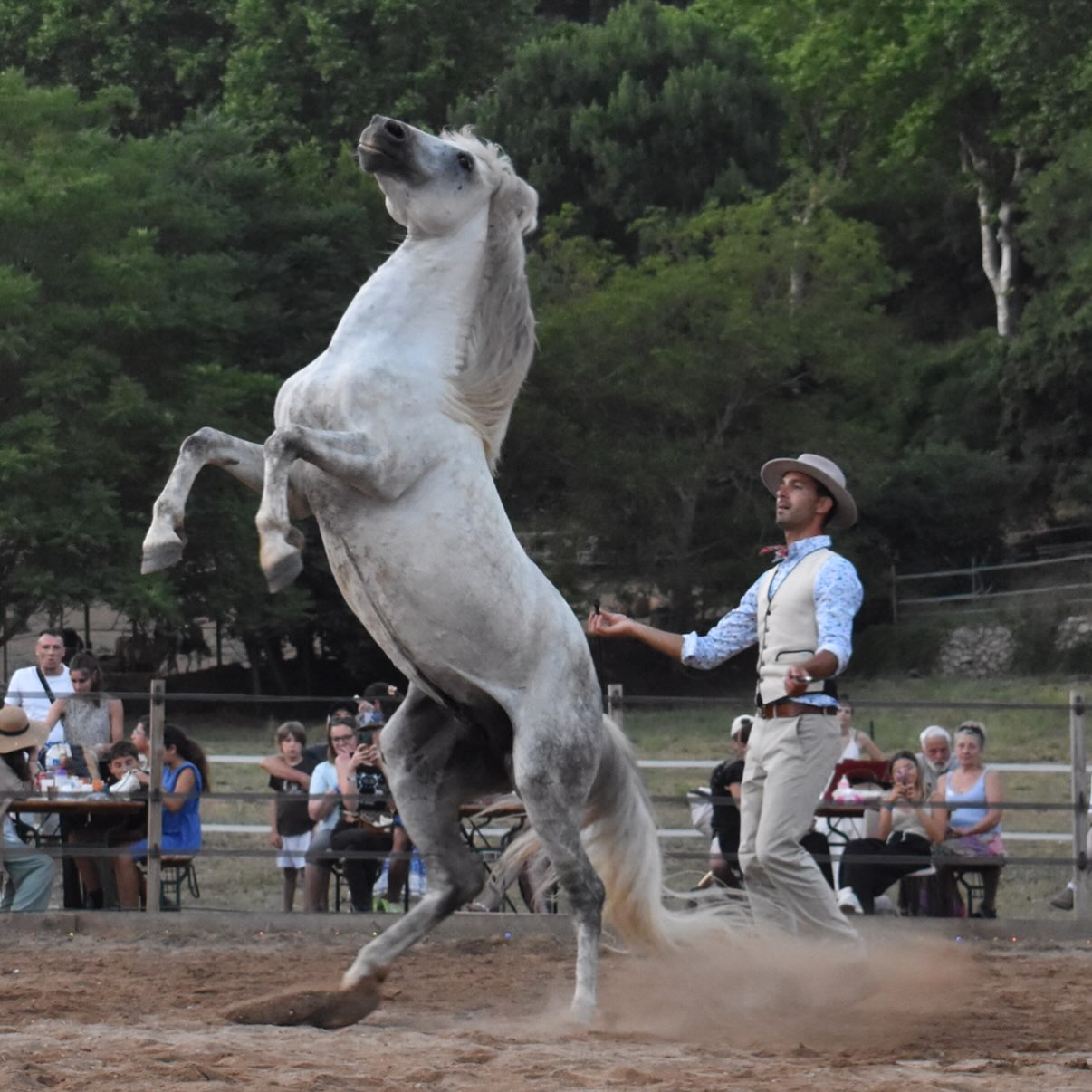 Benjamin Torrano et son cheval lors d’un spectacle