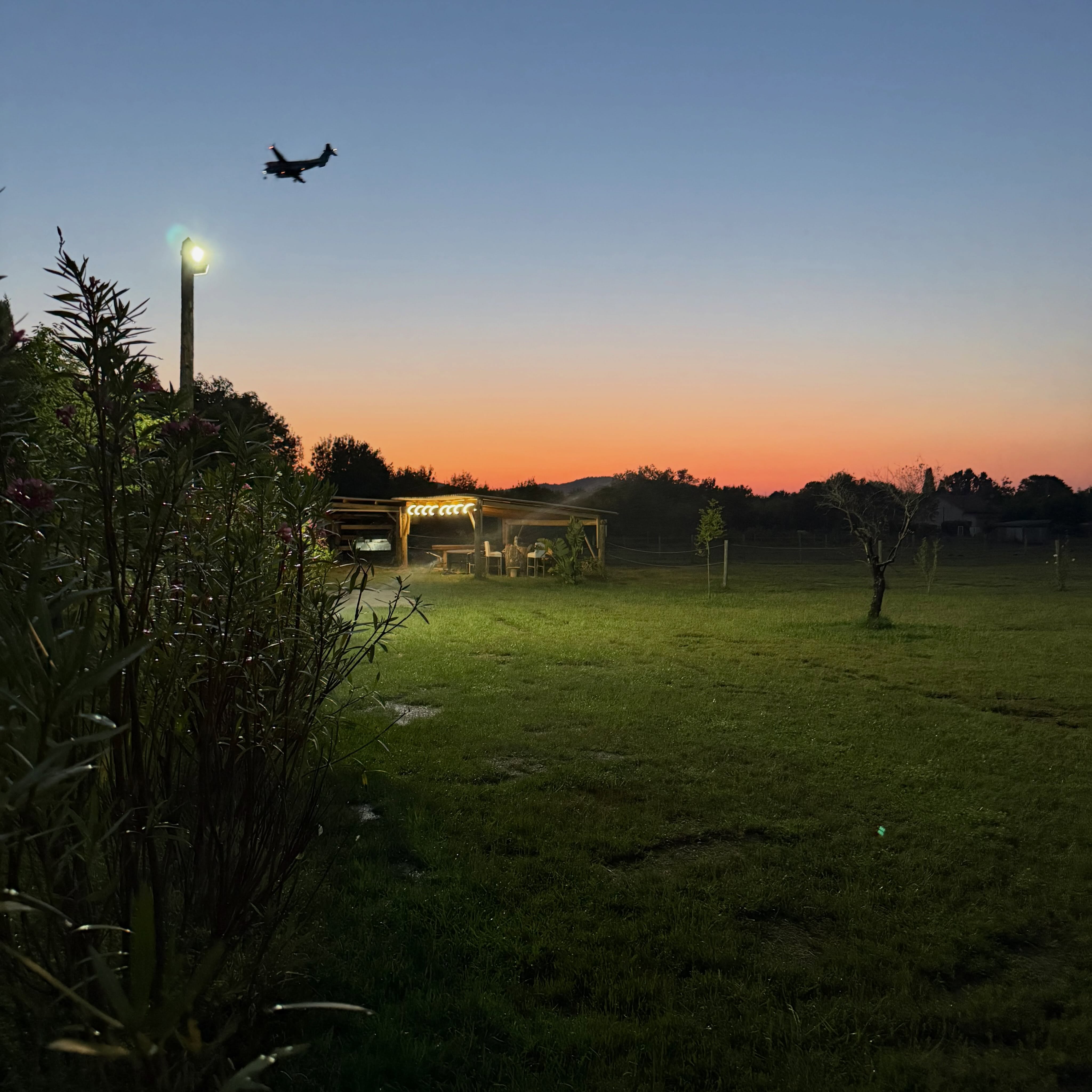 La lumière du soir sur les espaces où vivent les chevaux