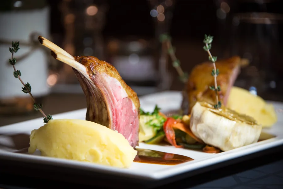 Carré d'agneau, purée, légumes de saison