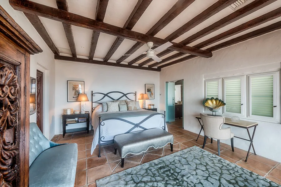 Villa Le Rocher — chambre, charpente apparente